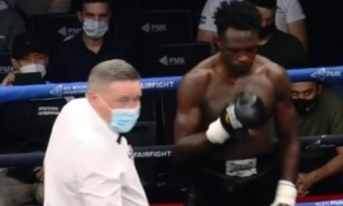 Российский боксер крепко избил африканца и заставил его сдаться. Видео нокаута