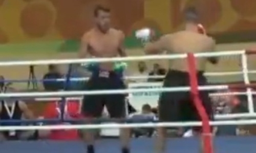 Боксер и кикбоксер зарубились до нокаута в «уличной драке» в спортзале. Видео