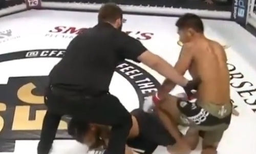 Кыргызский боец с размаху ударил лежачего соперника ногой в челюсть и победил. Видео