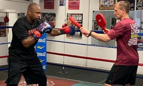 51-летний Рой Джонс восхитил фанатов феноменальной ручной скоростью. Видео