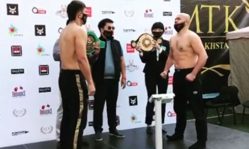 Казахстанский боксер прошел взвешивание перед боем с узбеком за титулы WBA и WBC