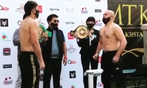 Казахстанский нокаутер прошел взвешивание перед боем с узбеком за титулы WBC и WBA. Видео