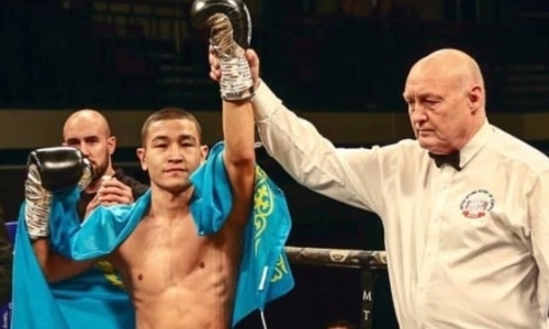 Непобежденный казахстанский боксер побил 36-летнего ветерана в Алматы