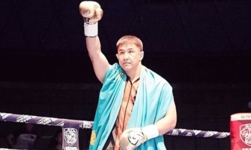 Казахстанский боксер встал после нокдауна и «удосрочил» узбека в бою за титулы WBC и WBA