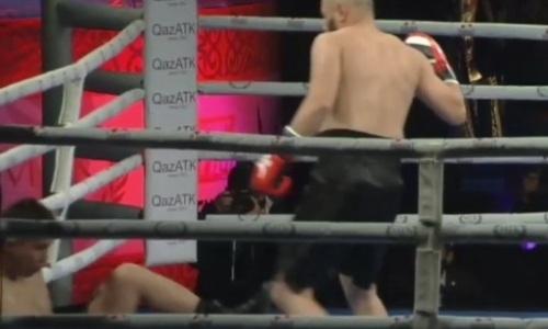 Холодный душ. Казахстанец оказался в нокдауне уже через 10 секунд после начала титульного боя. Видео