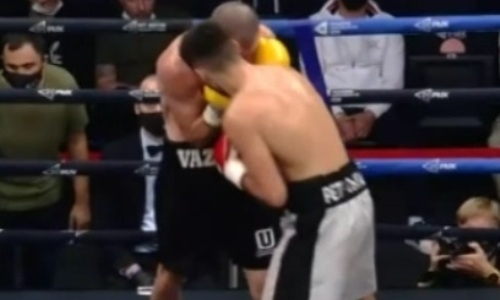 Проигравшего уроженцу Казахстана российского боксера нокаутировали апперкотами. Видео