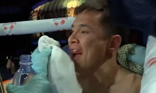 Казахстанскому боксеру сломали нос в бою за титулы WBC и WBA. Видео