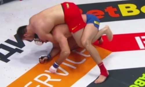 Нокаутировавший казахстанца за 30 секунд российский тяжеловес сдался в первом раунде. Видео