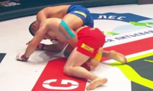 Куат Хамитов вернулся спустя полтора года и быстро «задушил» российского файтера