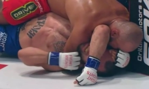 Обидчик Хамитова «задушил» россиянина с 14 победами и защитил титул чемпиона FNG. Видео