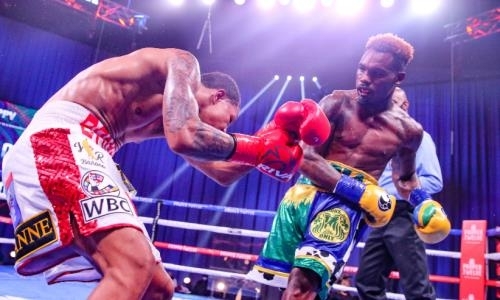 Видео полного боя Джермелл Чарло — Хейсон Росарио за титулы чемпиона мира WBA, WBC и IBF
