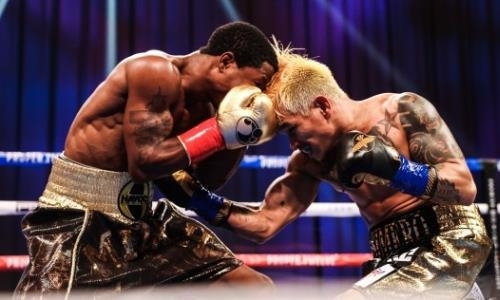 Чемпион мира начал защиту своего титула с нокаута убойным апперкотом. Видео