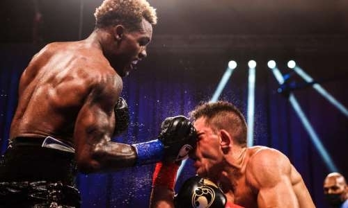 Устоял на ногах. Как Чарло едва не нокаутировал Деревянченко в бою за титул в весе Головкина. Видео