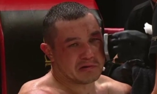 Известный казахстанский боксер сдался после избиения в бою за титул IBF