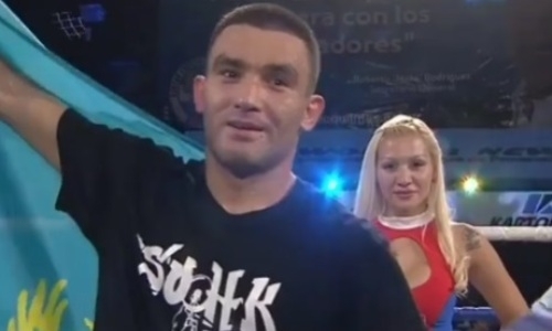 Казахстанский боксер встал после нокдауна и победил россиянина в бою за титул IBF