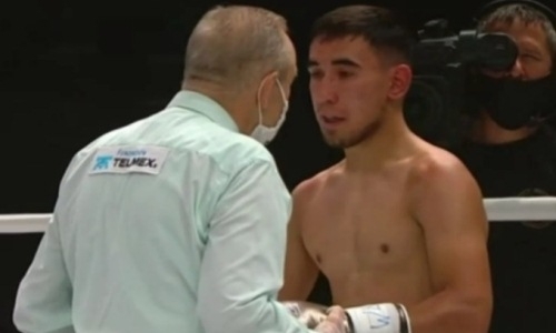 «Как тебя зовут?». 18-летний казахстанский боксер попал в комичную ситуацию после нокдауна. Видео