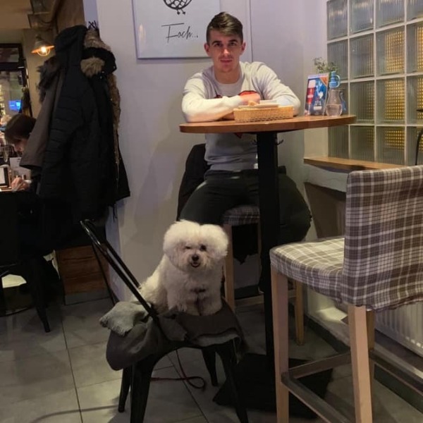 «Европа богата, а Казахстан беден? Это не оправдание жестокости». Легионер казахстанского клуба защищает животных от местных живодеров и ищет им дом