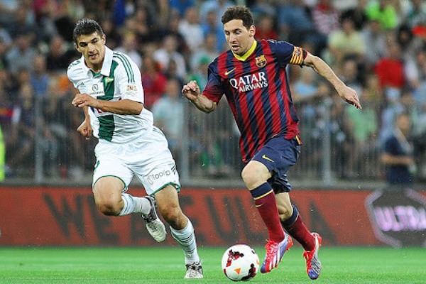 «Европа богата, а Казахстан беден? Это не оправдание жестокости». Легионер казахстанского клуба защищает животных от местных живодеров и ищет им дом