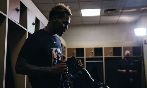 Чарло собрался объединить титулы в весе Головкина после победы над Деревянченко