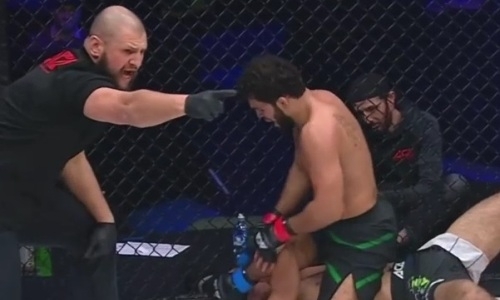 Побивший двух казахстанцев боец был нокаутирован «Железным человеком». Видео