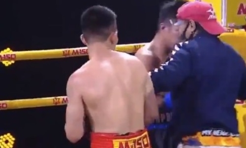 Тренер выбежал на ринг и спас своего боксера от избиения экс-чемпионом мира. Видео