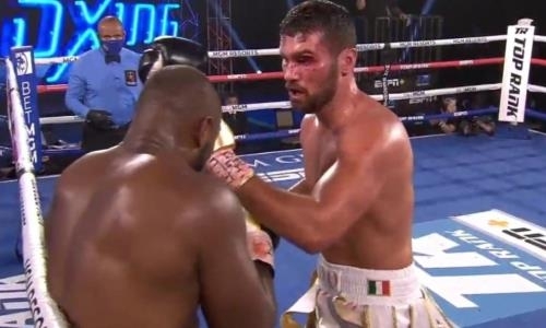 Сенсационно завершился кровавый бой непобежденного супертяжа-нокаутера в Лас-Вегасе. Видео