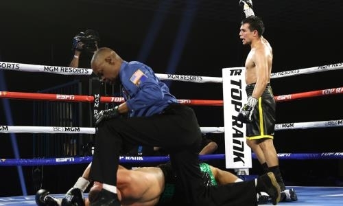 Бой года. Экс-чемпиона мира отправили в глубокий нокаут после фестиваля нокдаунов. Видео