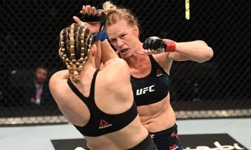 Главный бой турнира UFC закончился тотальным разгромом. Видео