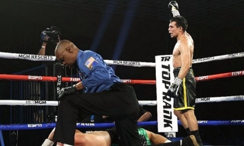 Видео полного боя за титул WBC с восемью нокдаунами и тяжелым нокаутом