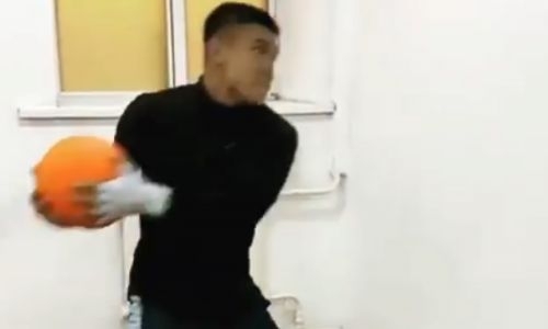 Турсынбай Кулахмет продолжает тренировки перед дебютным боем в Англии. Видео