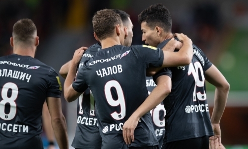 «Здорово играл в защите, но ещё лучше подключался к атакам». Экс-наставник сборной России поставил Зайнутдинова в свою команду