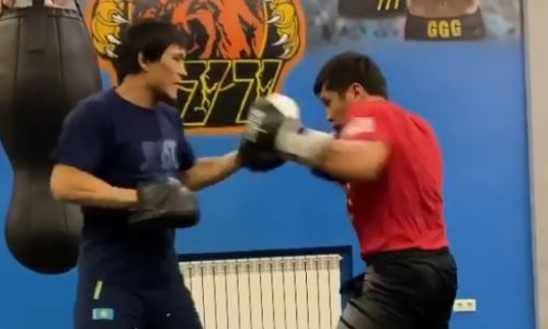 Непобежденный казахстанский боксер показал видео работы на лапах в зале