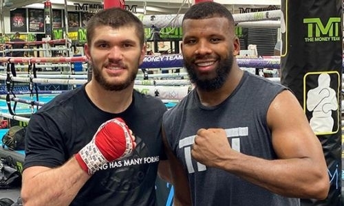 Казахстанский нокаутер из команды Головкина провел спарринг с экс-чемпионом мира в зале Мэйвезера