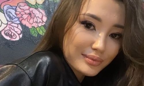 Сабина Алтынбекова показала стильное фото на природе