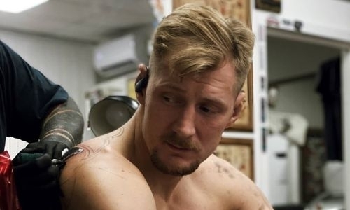 «Никому не скажем». Тренер подколол Александра Волкова в тренажёрном зале