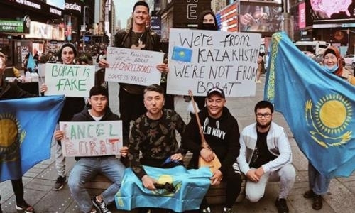 Казахстанский боксер-полицейский из Нью-Йорка организовал митинг против «Бората-2». Фото и видео