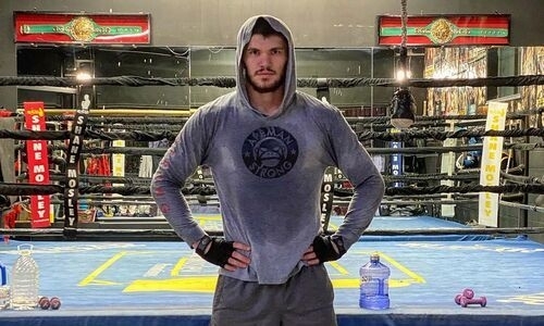 Казахстанский обладатель пояса WBC показал подготовку к следующему бою. Видео
