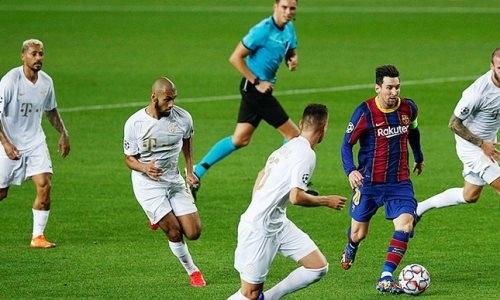 «Барселона» в меньшинстве разгромила клуб экс-лидера «Кайрата» в матче Лиги Чемпионов. Видео