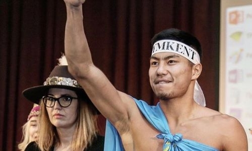 Казахстанский боксер с титулом WBC провел тренировку с Энтони Джошуа 