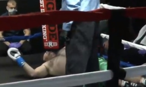 Американского супертяжа третий год подряд нокаутируют в первом раунде. Видео