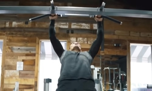 «Нежелательно». Данияр Елеусинов озвучил свой рекорд в подтягиваниях и раскрыл секрет упражнения