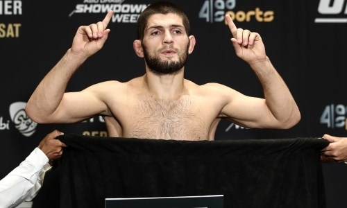 Хабиб Нурмагомедов полностью разделся на взвешивании перед боем за титул UFC. Видео