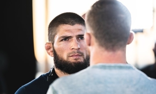 Нурмагомедов и Гэтжи провели финальную дуэль взглядов перед боем за титул UFC. Видео