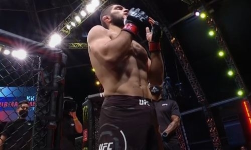 Нурмагомедов «отключил» Гэтжи и защитил титул чемпиона UFC
