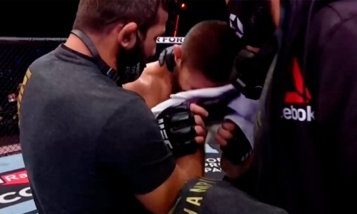 Хабиб заплакал после победы над Гэтжи на турнире UFC 254