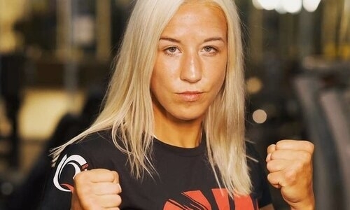 Первая девушка в UFC из Казахстана избила бедолагу на тренировке. Видео