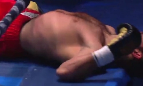 Российский боксер в первом раунде вырубил обидчика казахстанца. Видео нокаута