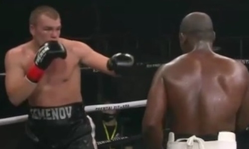 Казахстанский тяжеловес нокаутировал соперника с 48 боями в дебютном поединке в профи