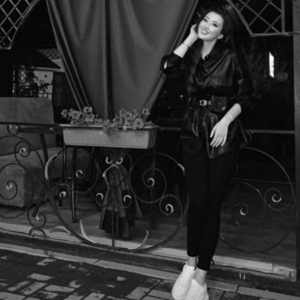 Сабина Алтынбекова опубликовала новое очаровывающее фото в черно-белом стиле