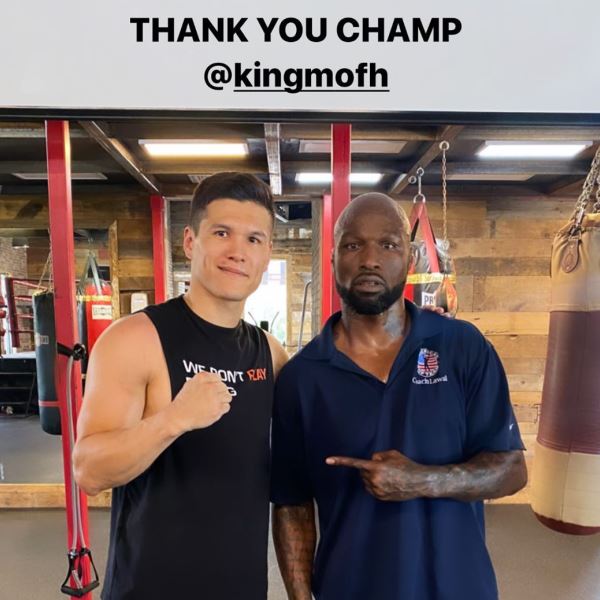 «Спасибо, чемпион». Данияр Елеусинов показал фото с известным файтером из США